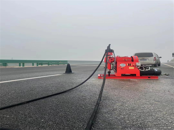 阿合奇马路路基路面开裂下沉注浆加固灌浆